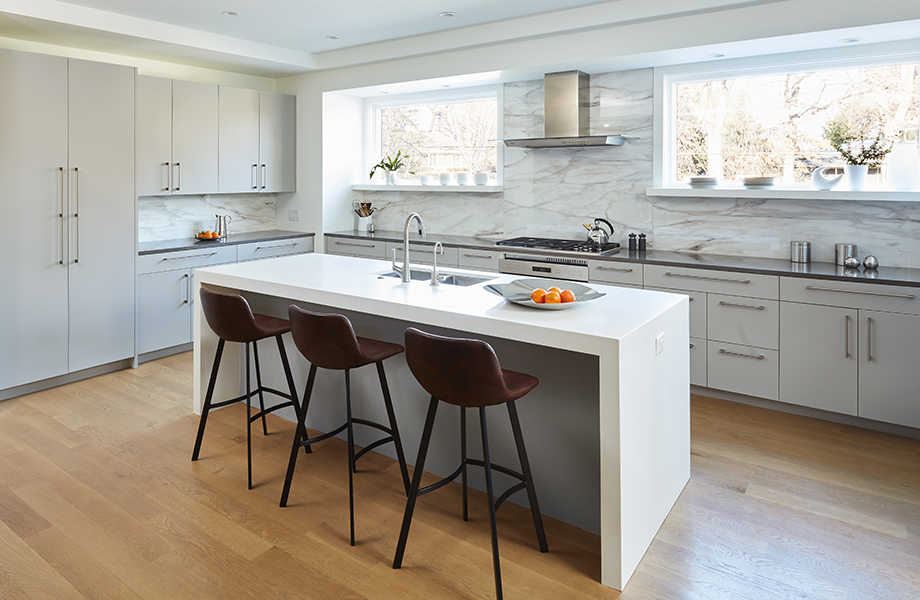 Cocina complete con isla y taburetes con gabinetes en colores Grigio Efeso y Grigio Antrim
