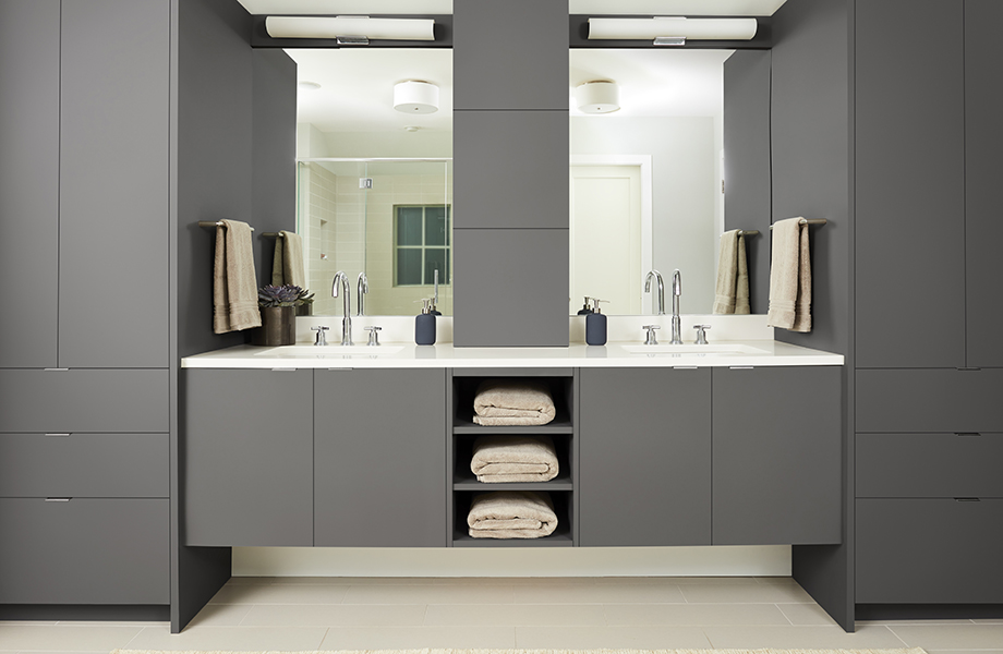 Baño moderno con lavamanos doble y gabinetes de frente plano gris mate en color Grigio Bromo