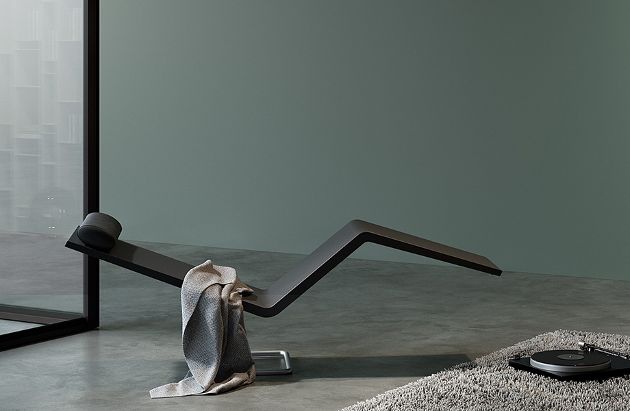 Moderna silla con muro detrás cubierto con FENIX X-KIN